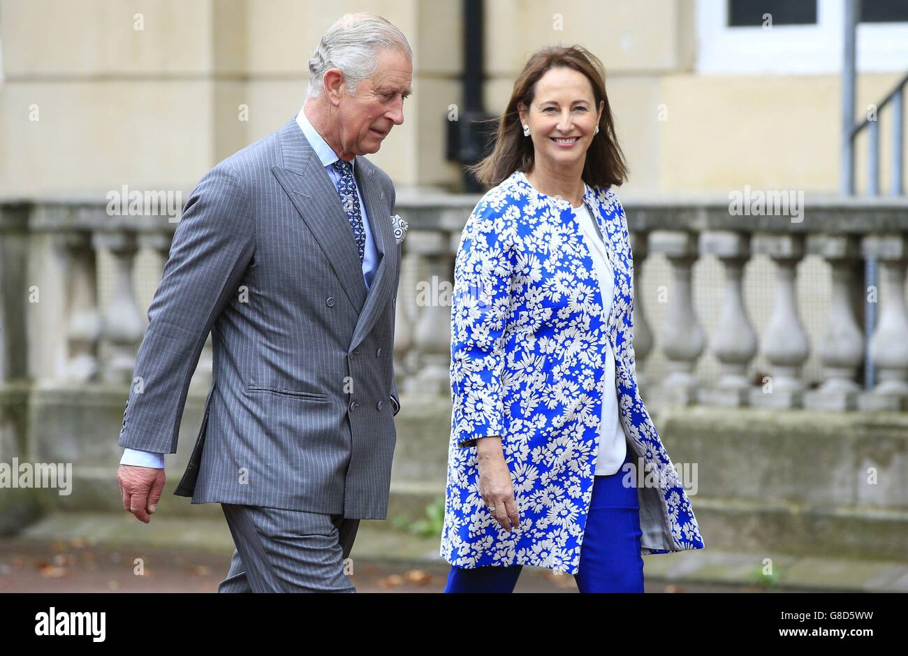 Der Prinz von Wales und Segolene Royal (rechts) treffen im Vorfeld der bevorstehenden Klimakonferenz der Vereinten Nationen in Paris zu einem Treffen über Wälder und Klimawandel im Lancaster House in London ein. Stockfoto