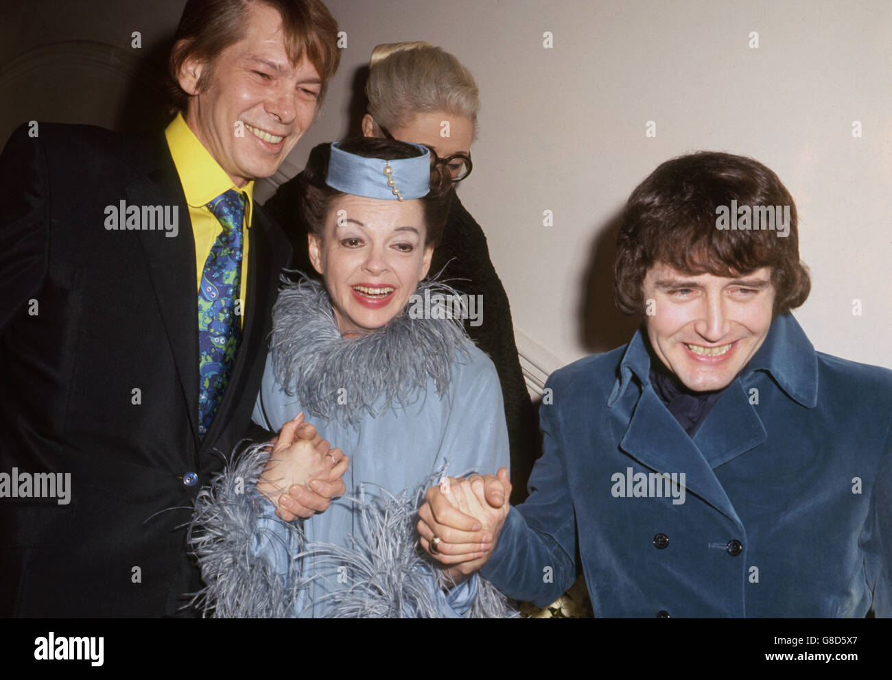 Die amerikanische Entertainerin Judy Garland und der New Yorker Geschäftsmann Mickey Deans (r) nach ihrer Hochzeit im Chelsea Register Office, London. Mit ihnen (l) ist Sänger Johnny Ray, der der beste Mann war. Stockfoto