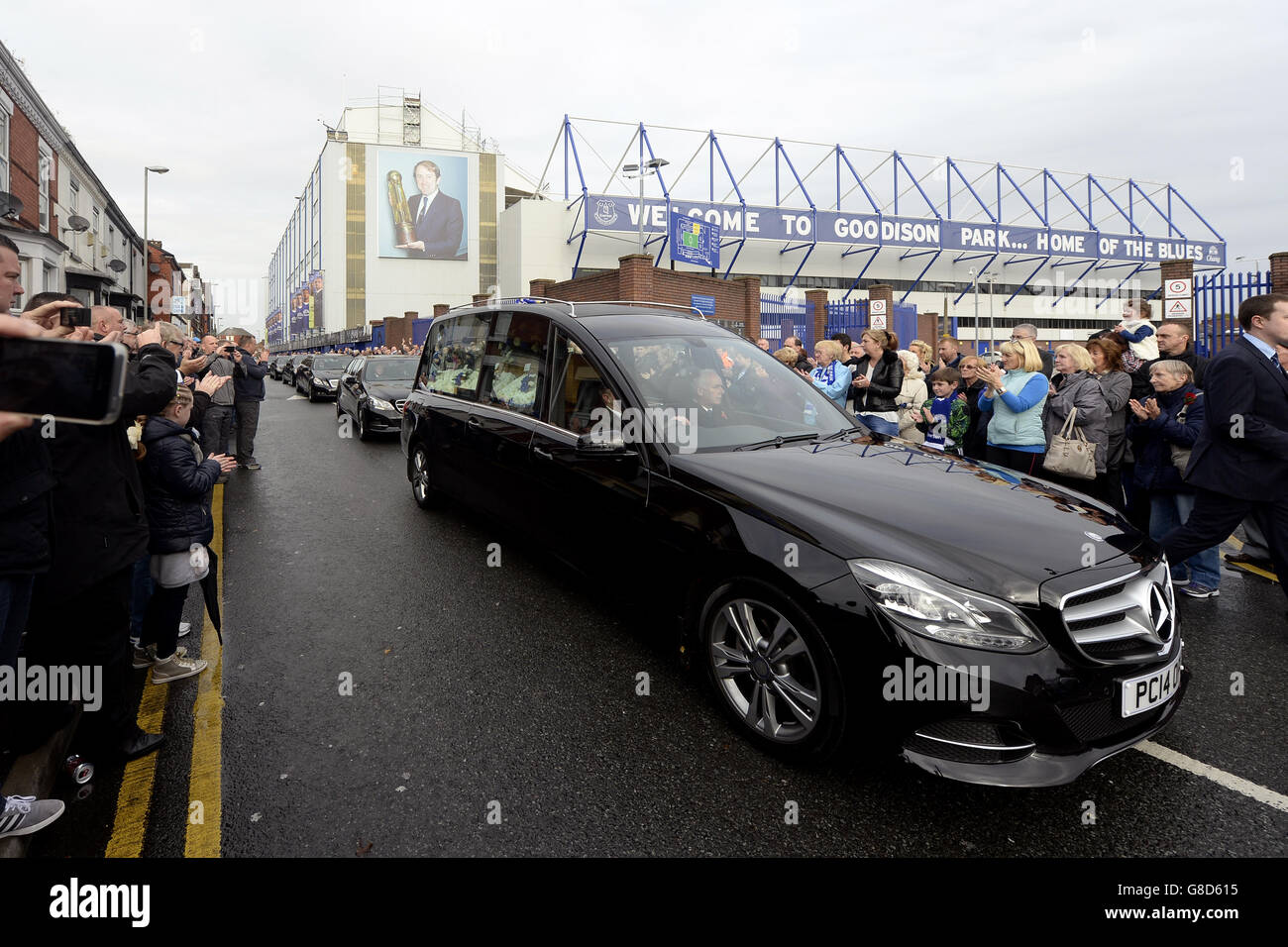 Fußball - Howard Kendall Funeral. Howard Kendall's Leichenschauplatz passiert den Goodison Park, Liverpool. Stockfoto