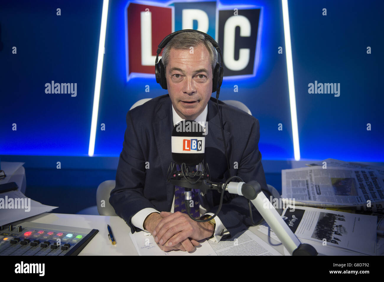 UKIP-Parteichef Nigel Farage im LBC-Studio am Leicester Square, London, während er sich darauf vorbereitet, seine eigene Late-Night-Show auf LBC zu veranstalten. Stockfoto