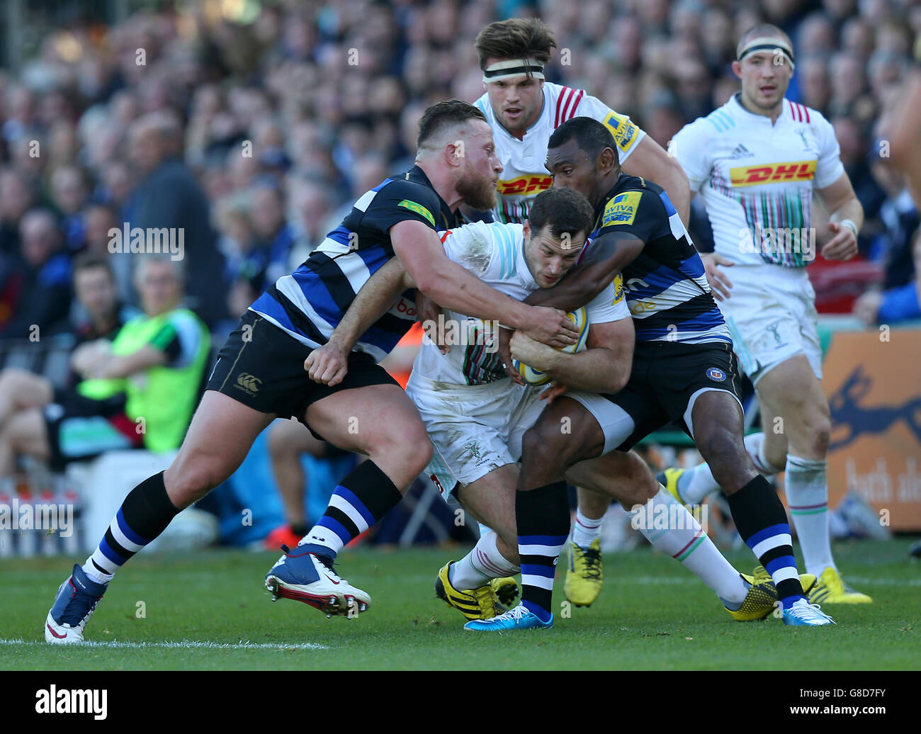 Tim Visser von Harlequins wird während des Spiels der Aviva Premiership am Recreation Ground, Bath, von der Verteidigung von Bath niedergeschlagen. Stockfoto