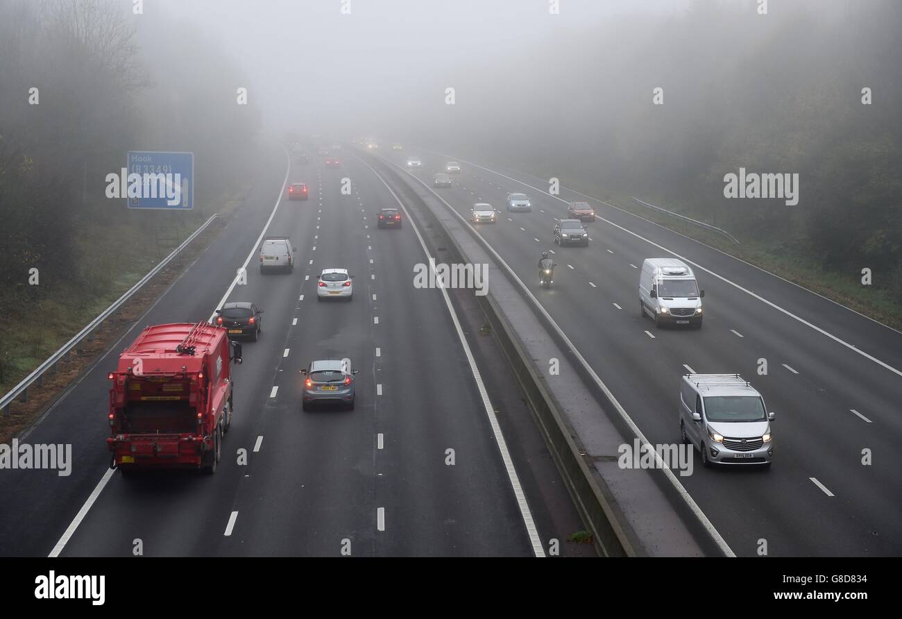Herbstwetter 2. November 2015. Der Verkehr bahnt sich seinen Weg durch dichten Nebel zwischen den Kreuzungen 5 und 6 der M3 Autobahn in Hampshire. Stockfoto