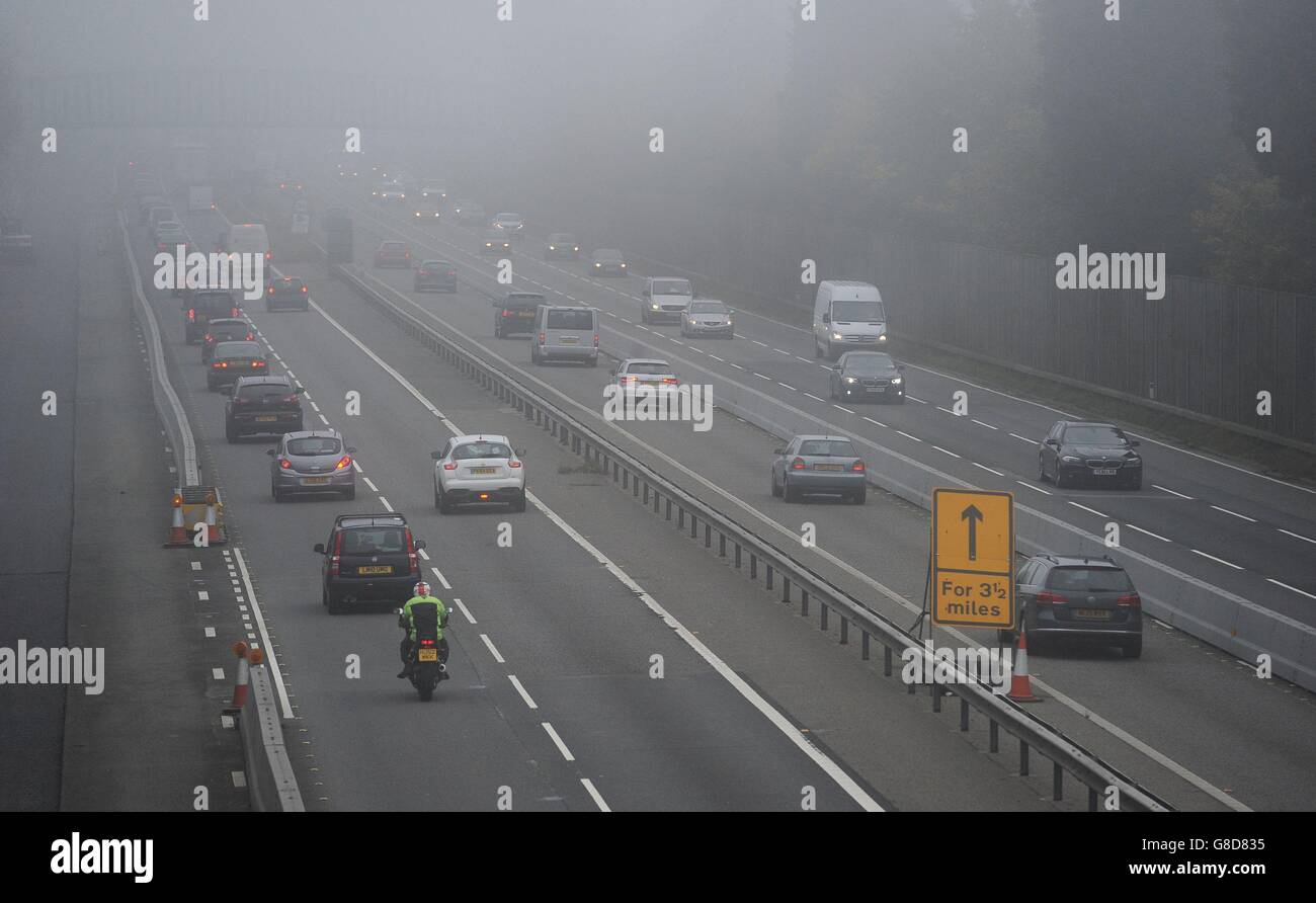 Der Verkehr macht seinen Weg durch dichten Nebel zwischen den Kreuzungen 4 und 4a der M3 Autobahn in der Nähe von Frimley in Surrey. Stockfoto