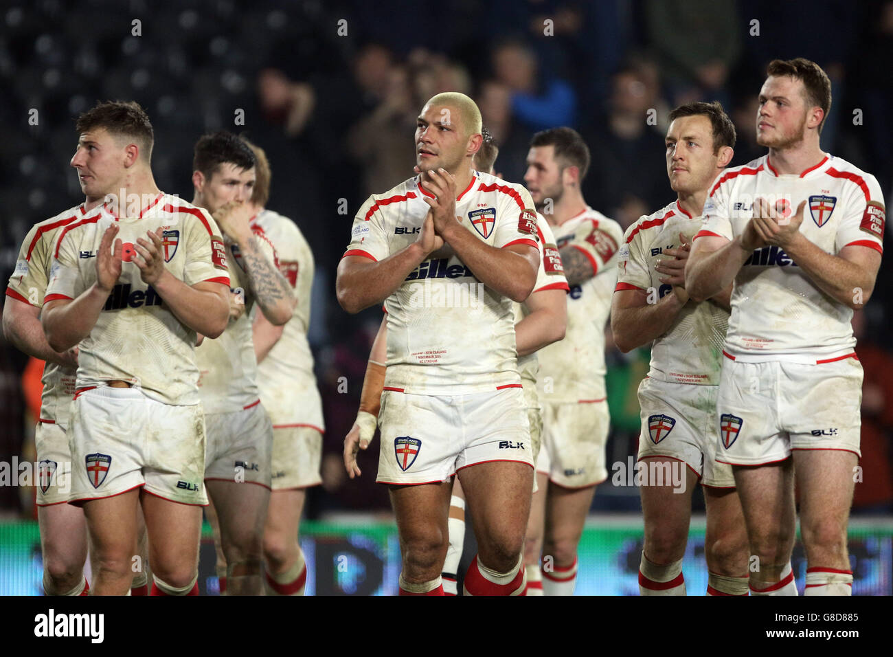 Die englische Ryan Hall und ihr Team applaudieren den Fans nach dem Spiel der International Test Series im KC Stadium, Hull. Stockfoto