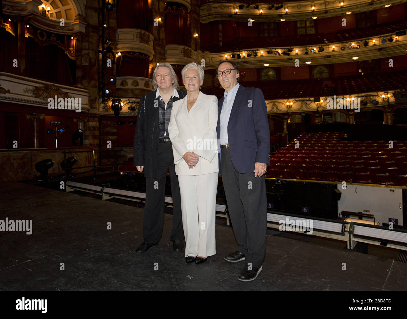 (Von links nach rechts) Christopher Hampton, Glenn Close und Don Black während einer Fotoaufnahme im London Coliseum, um ihr bevorstehendes West End-Debüt als Norma Desmond in Andrew Lloyd Webber, Don Black und Christopher Hampton's Sunset Boulevard bekannt zu geben. Stockfoto