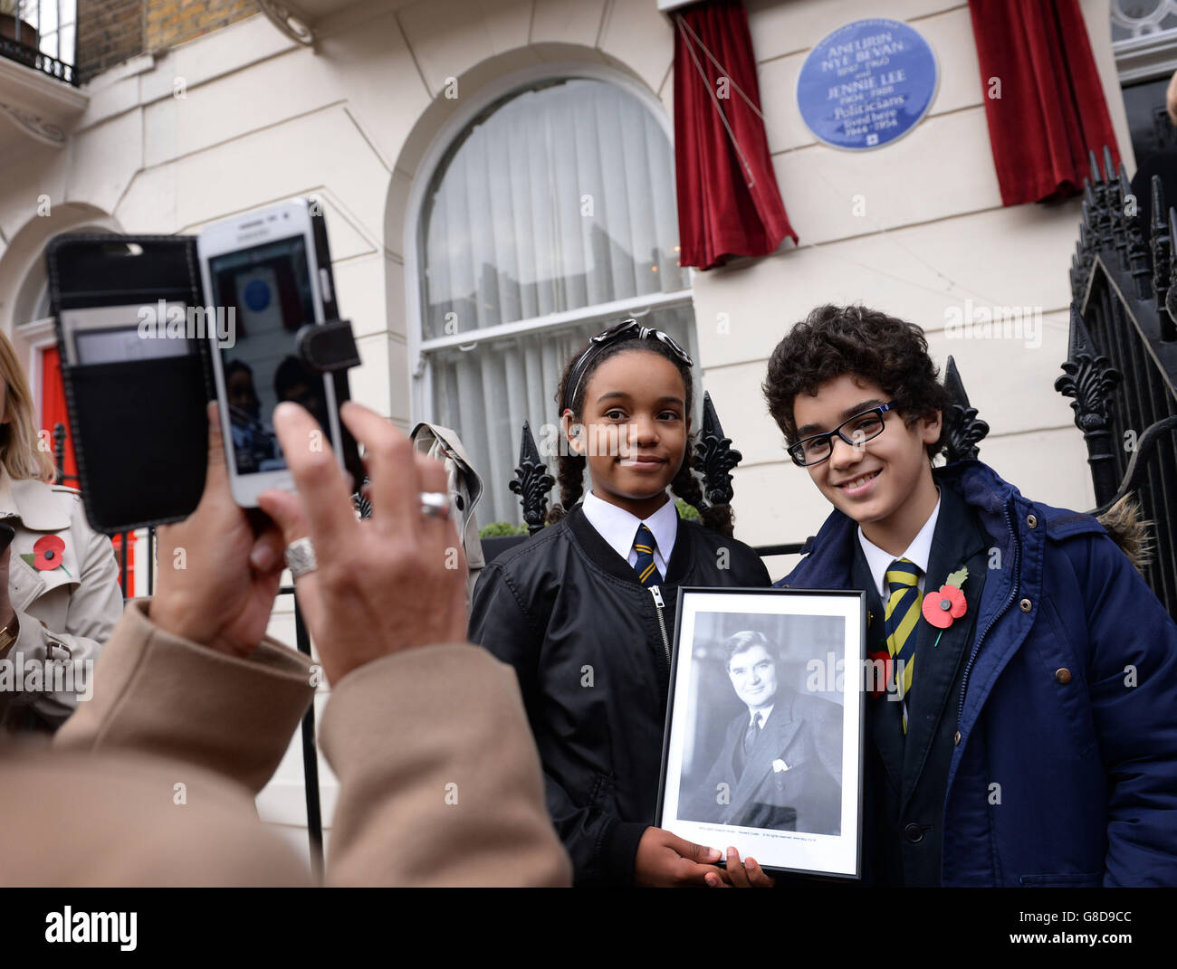 Die 10-jährigen Amina Douglas (links) und Omar it el Caid, Schüler der St Clement Danes School in London, posieren für ein Foto vor dem 23 Cliveden Place in Chelsea, dem ehemaligen Zuhause von Aneurin Bevan und Jennie Lee, nachdem eine blaue Tafel des englischen Kulturerbes enthüllt wurde. Stockfoto