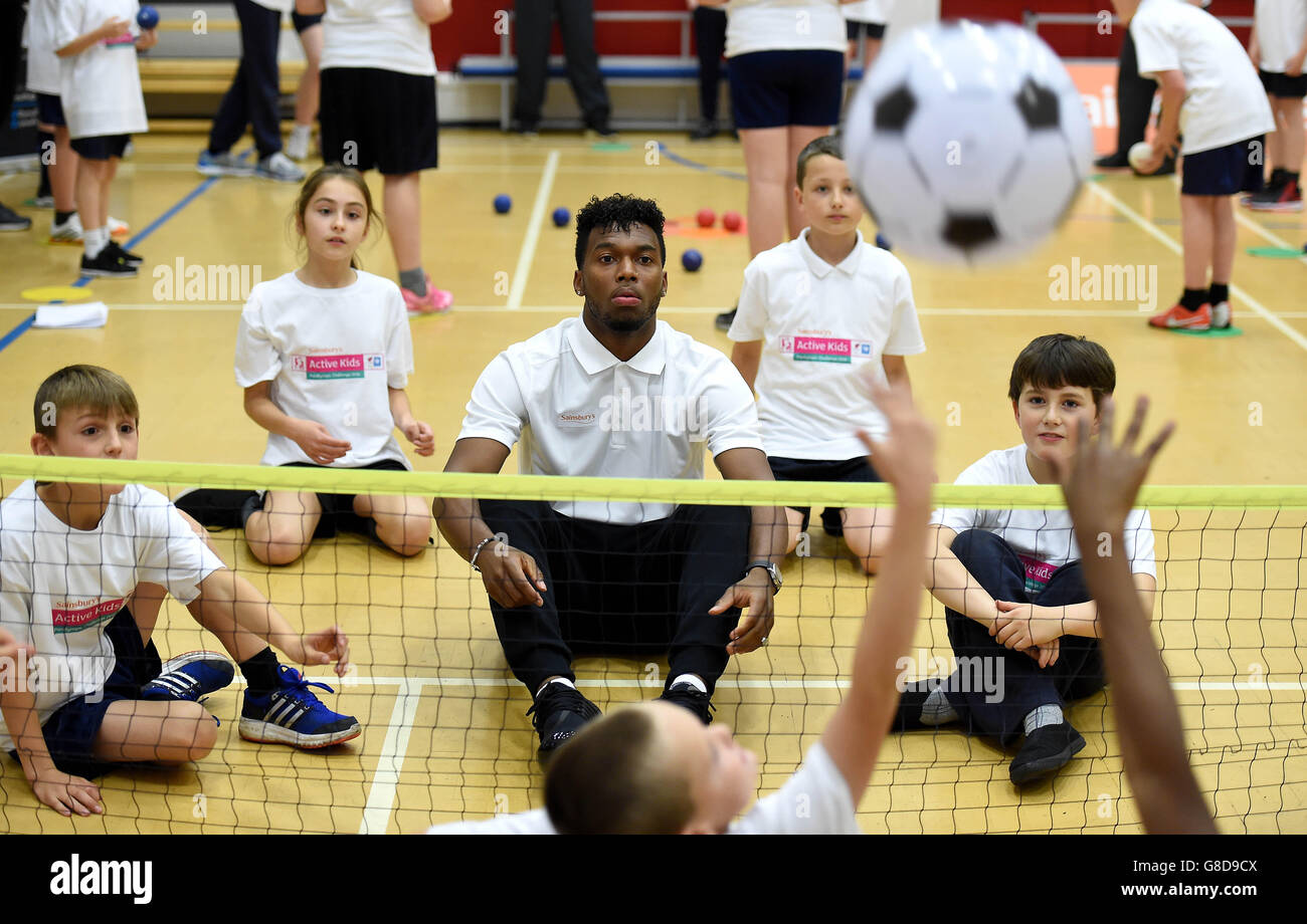 Daniel Sturridge von Liverpool und Jonnie Peacock (nicht abgebildet) starten die Active Kids Paralympic Challenge von Sainsbury an der Northgate Primary School in Liverpool. Stockfoto