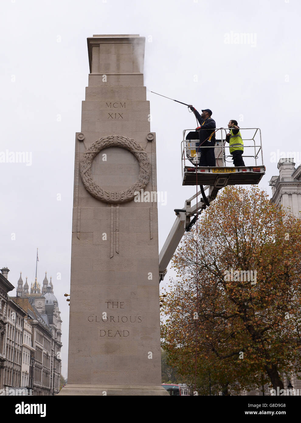 Das Cenotaph in Whitehall, im Zentrum von London, erhält am kommenden Wochenende vor dem Gedenksonntag eine Reinigung. Stockfoto