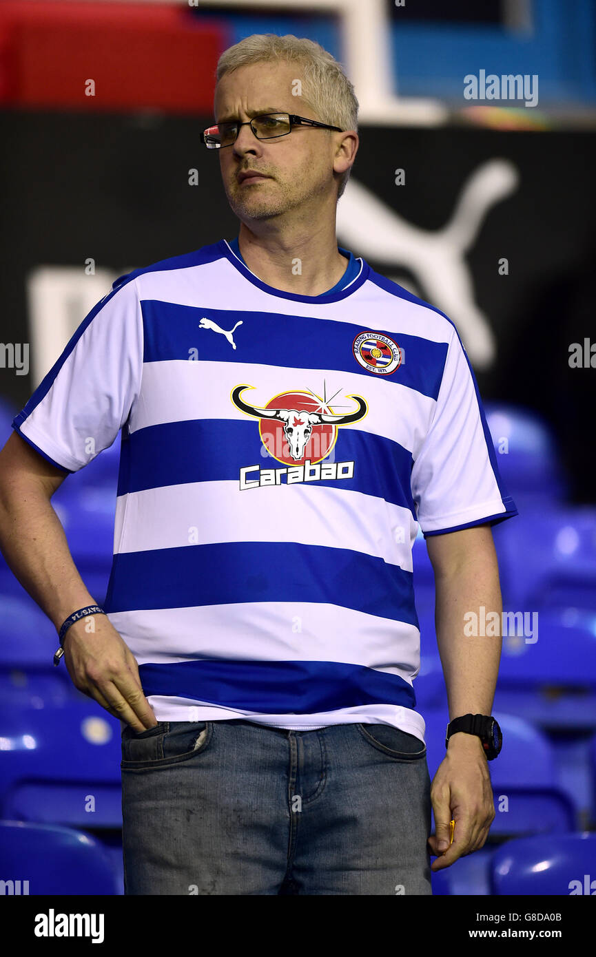 Fußball - Sky Bet Championship - Reading / Huddersfield Town - Madejski Stadium. Ein Reading-Fan steht vor dem Spiel Stockfoto