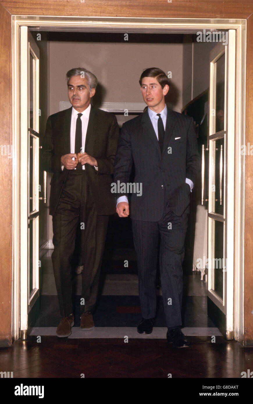 Prince Charles mit Dr. Edward Ellis am Aberystwyth University College, Wales, wo er einen neunwöchigen Kurs beginnt. Stockfoto