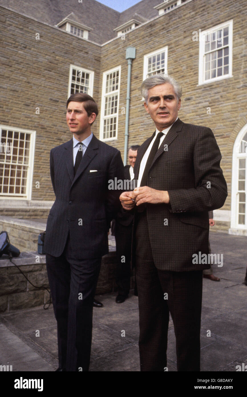 Prince Charles mit Dr. Edward Ellis am Aberystwyth University College, Wales, wo er einen neunwöchigen Kurs beginnt. Stockfoto