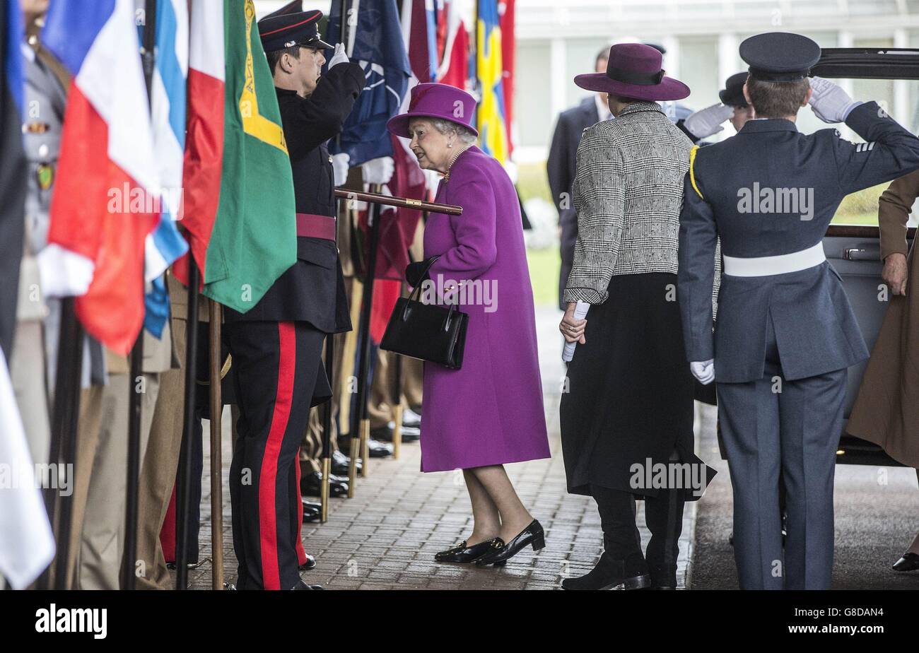 Königin Elizabeth II. Kommt bei der Offiziersmesse des Hauptquartiers des Allied Rapid Reaction Corps (ARRC) in Imjin Barracks, Gloucestershire an. Stockfoto