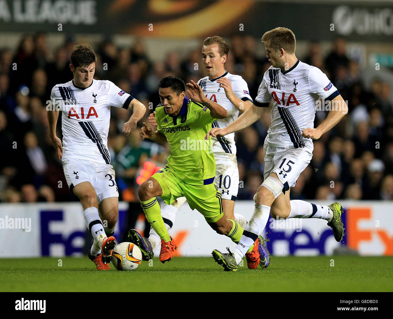 Anderlechts Andy Najar (Mitte) kämpft während des Spiels der UEFA Europa League in der White Hart Lane, London, um den Ball mit Ben Davies von Tottenham Hotspur und Eric Dier (rechts). Stockfoto