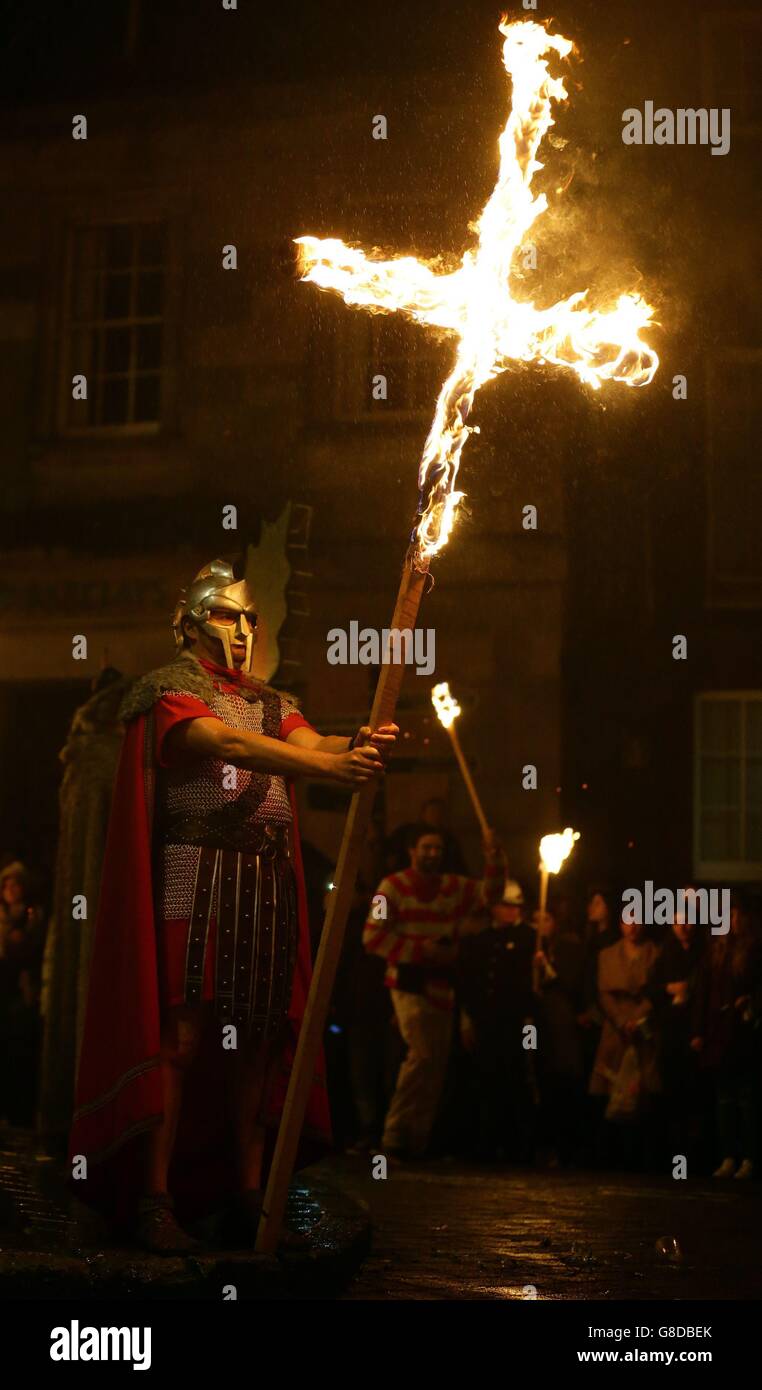 Teilnehmer parade durch die Stadt von Lewes in East Sussex, wo eine jährliche Lagerfeuer-Nacht, die Prozession der Lewes Bonfire Gesellschaft gehalten wird. Stockfoto