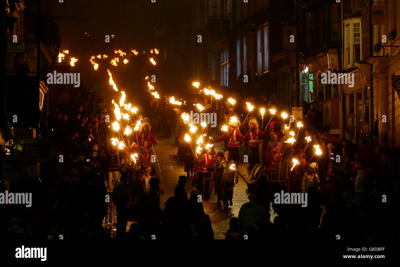 Teilnehmer parade durch die Stadt von Lewes in East Sussex, wo eine jährliche Lagerfeuer-Nacht, die Prozession der Lewes Bonfire Gesellschaft gehalten wird. Stockfoto