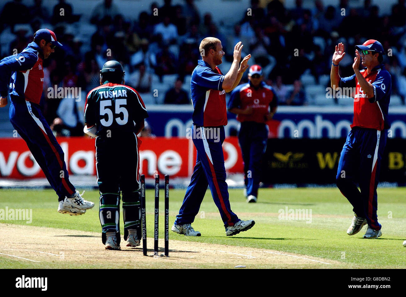 Cricket - The NatWest International Triangle Series - England / Bangladesch - Headingley. Der englische Andrew Flintoff (C) feiert die Aufnahme des Dickens von Imran Tushar aus Bangladesch. Stockfoto