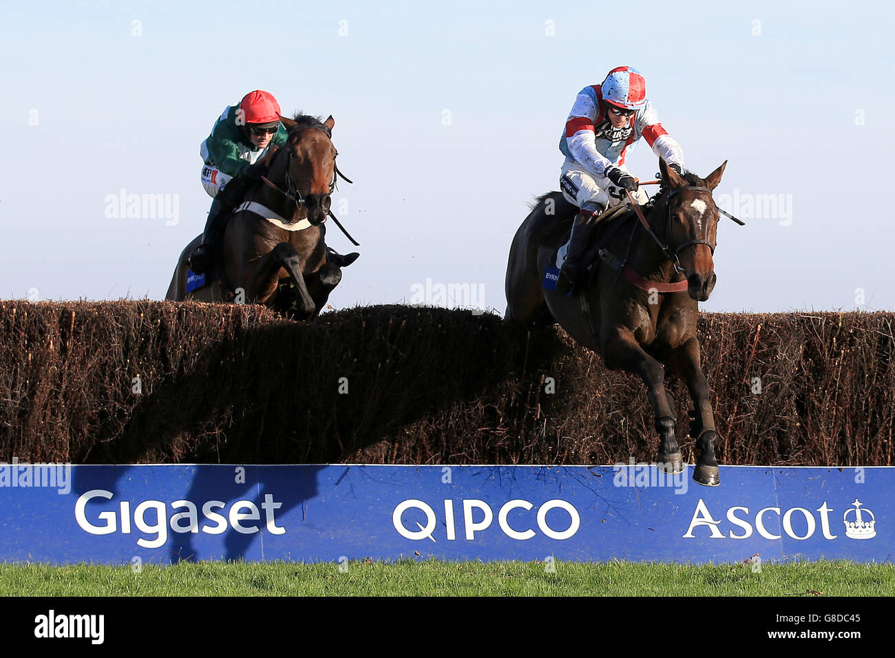 Cold March, (rechts) geritten von Aidan Coleman springt der letzte auf dem Weg zum Gewinn der Byrne Group Handicap Chase (gelistet) (Klasse 1) (4YO plus) während der Halloween Raceday in Ascot Racecourse, Berkshire. Stockfoto