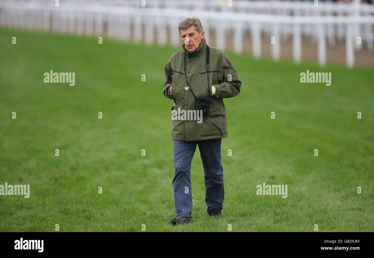 Der ehemalige Jockey Brough Scott ist jetzt Journalist für die Sunday Times am zweiten Tag des Showcase auf der Cheltenham Rennbahn. Stockfoto