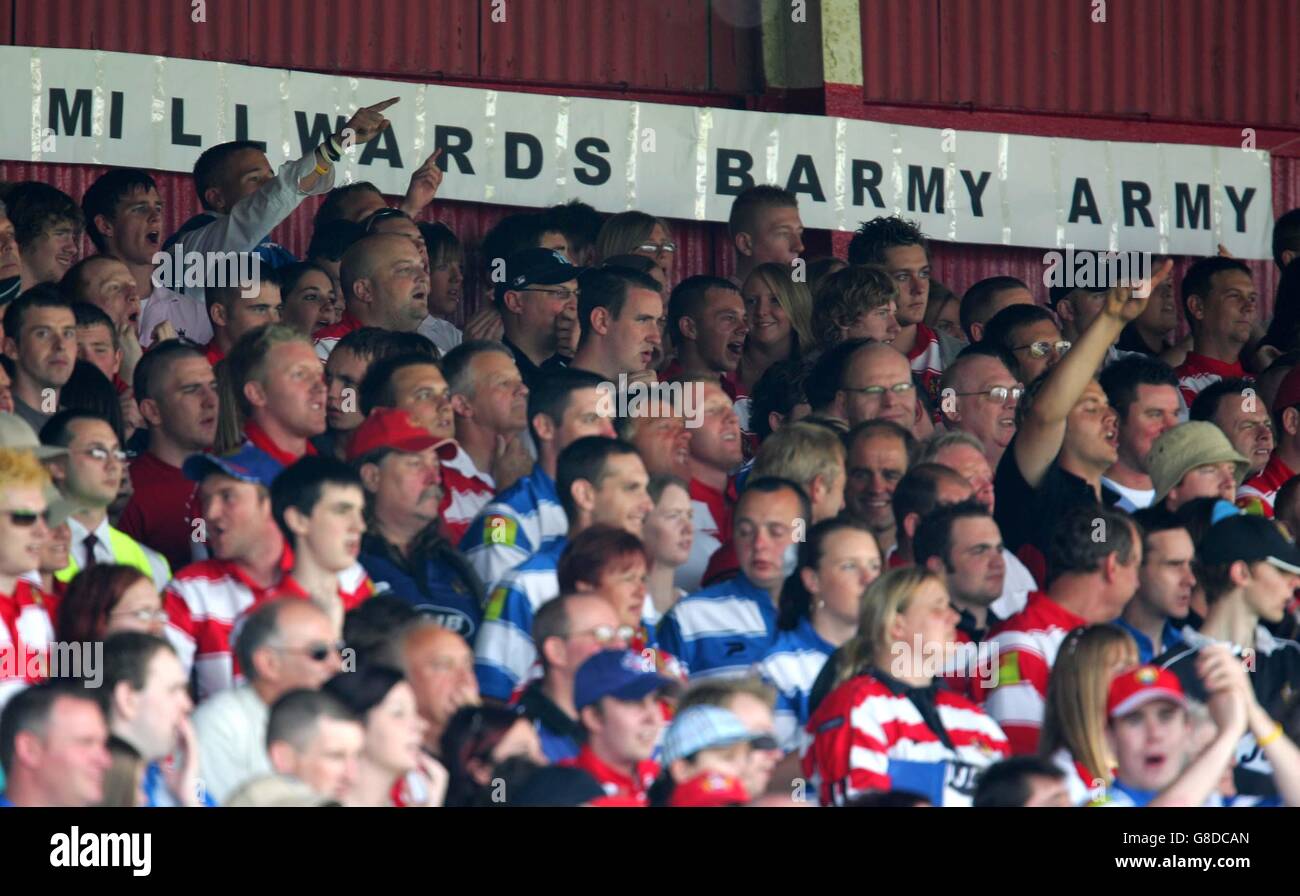Rugby League - Powergen Challenge Cup - Viertelfinale - St Helens gegen Wigan Warriors - Knowsley Road. Fans von Wigan Warriors unterstützen ihren Trainer Ian Millward, der in seinen alten Club St. Helens zurückkehrte Stockfoto