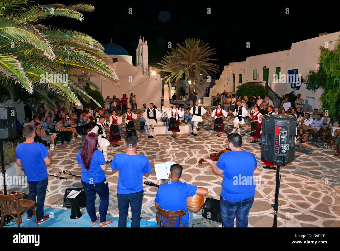 Griechenland-Kykladen-Sikinos eine Gruppe von Tänzerinnen Epirus Tänze auf dem Platz Stockfoto