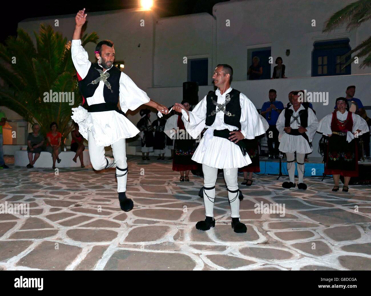 Griechenland-Kykladen-Sikinos eine Gruppe von Tänzerinnen Epirus Tänze auf dem Platz Stockfoto