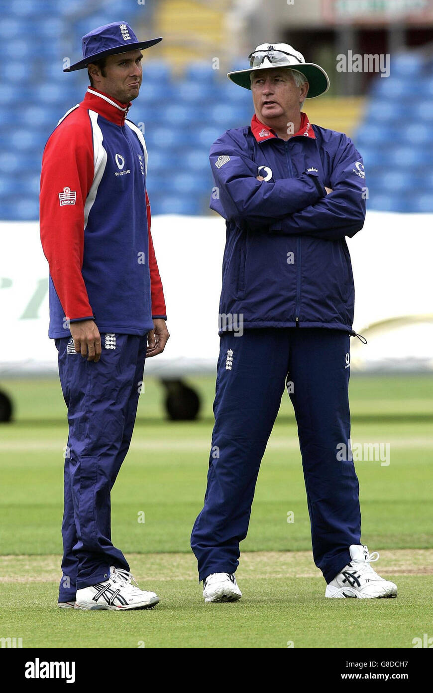 Der englische Kapitän Michael Vaughan (L) spricht während einer Trainingseinheit mit Trainer Duncan Fletcher. Stockfoto