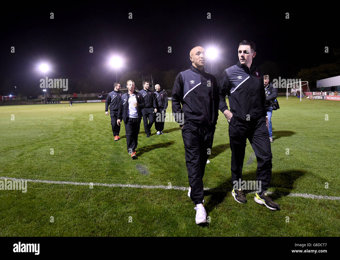 Richie Allen von Salford City (links) und Jordan Hulme gehen vom Spielfeld, nachdem sie sich während des Emirates FA Cup, First Round Matches in Moor Lane, Salford, umgeschaut haben. Stockfoto