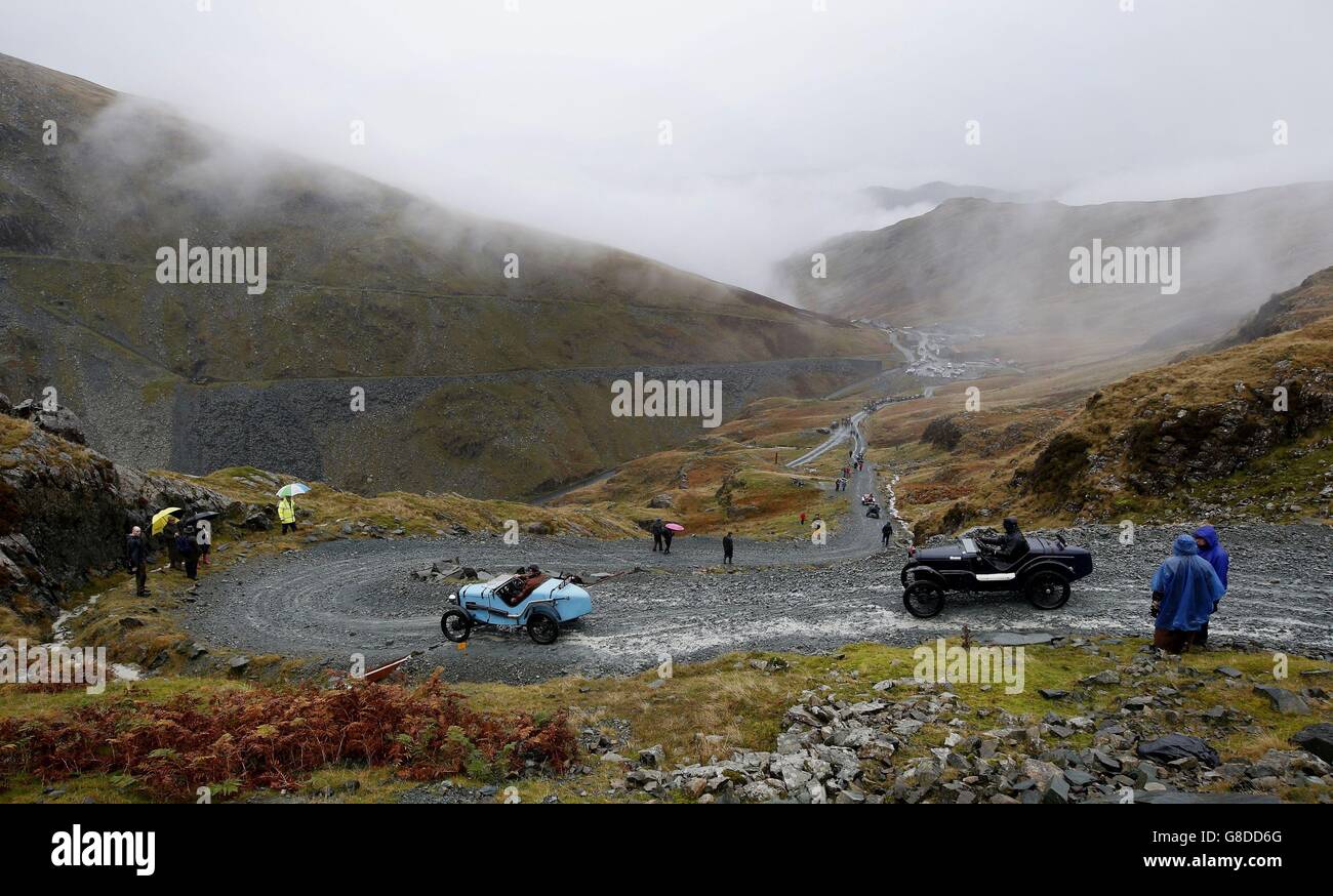 Oldtimer nehmen an der jährlichen Lakeland Trials Oldtimer-Rallye Teil, während sie auf der Steinbruchstraße bei der Honister Slate Mine in Borrowdale, Keswick, Cumbria fahren. Stockfoto
