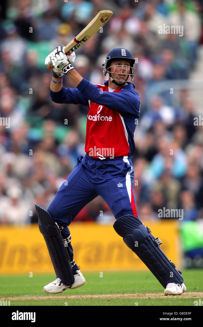 Cricket - The NatWest International Triangular Series - England gegen Bangladesch - The Brit Oval. Englands Marcus Trescodick schlägt auf seinem Weg zu einem Jahrhundert eine andere Grenze Stockfoto