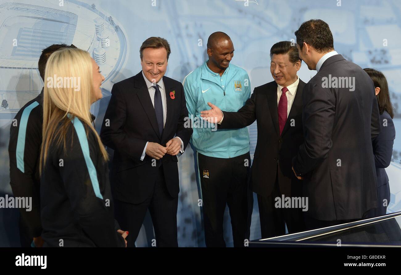 Premierminister David Cameron (Mitte) und der chinesische Präsident Xi Jinping (2. Rechts) treffen auf Sergio Kun Aguero von Manchester City (links), Toni Duggan von Manchester City (2. Links), Leiter der Elite Development Patrick Vieira (3. Rechts) Und Vorsitzender Khaldoon Al Mubarak (rechts) bei einem Besuch der City Football Academy in Manchester. Stockfoto