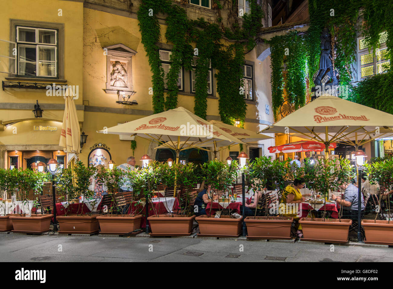 Nachtansicht des ein Freiluft-Café-Restaurant im historischen Zentrum, Wien, Österreich Stockfoto
