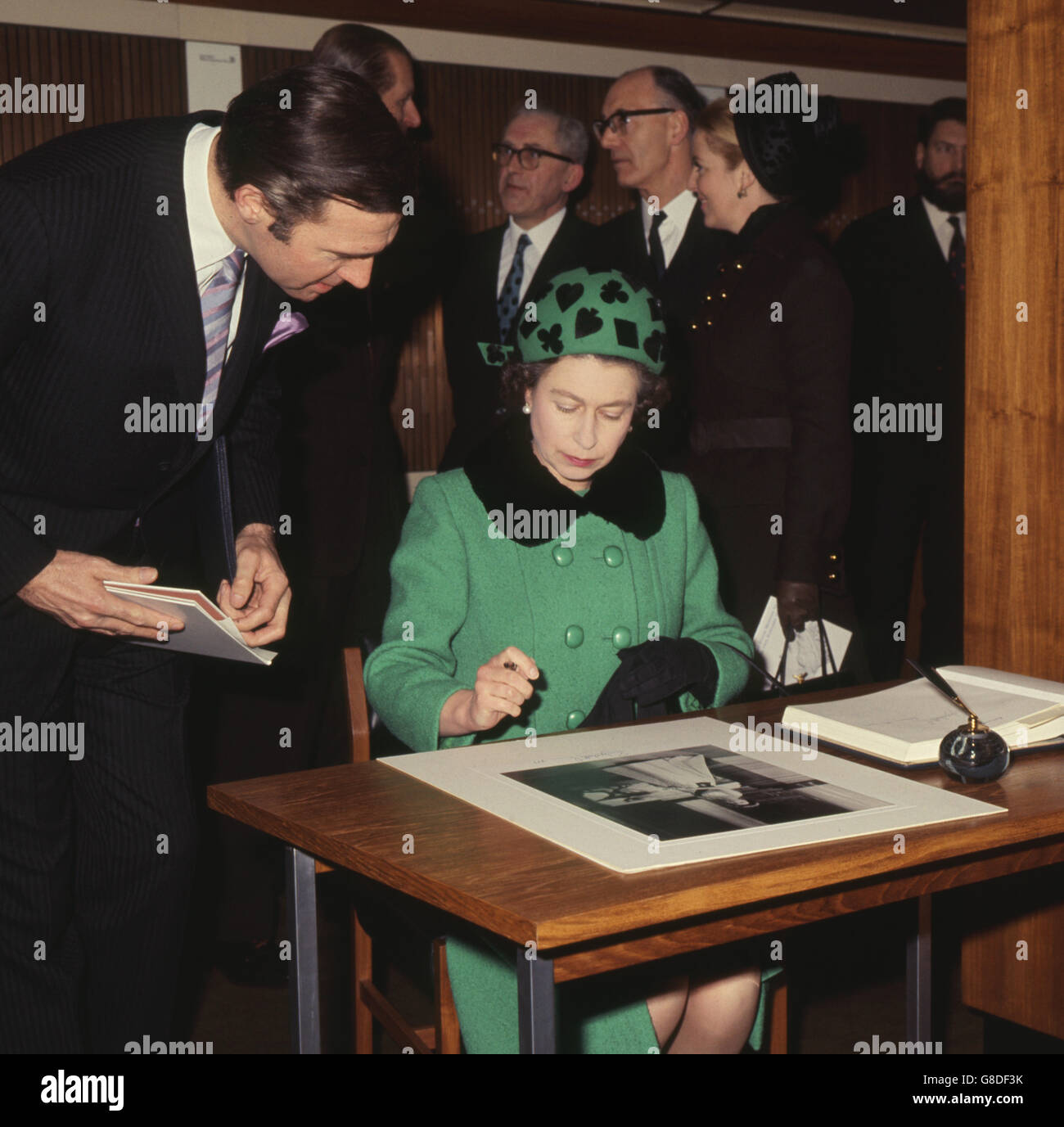 Die Königin signierte ein Foto von sich selbst, nachdem sie das Besucherbuch im National Postal Museum unterzeichnet hatte, das sie im King Edward Building, London, eröffnete. Stockfoto