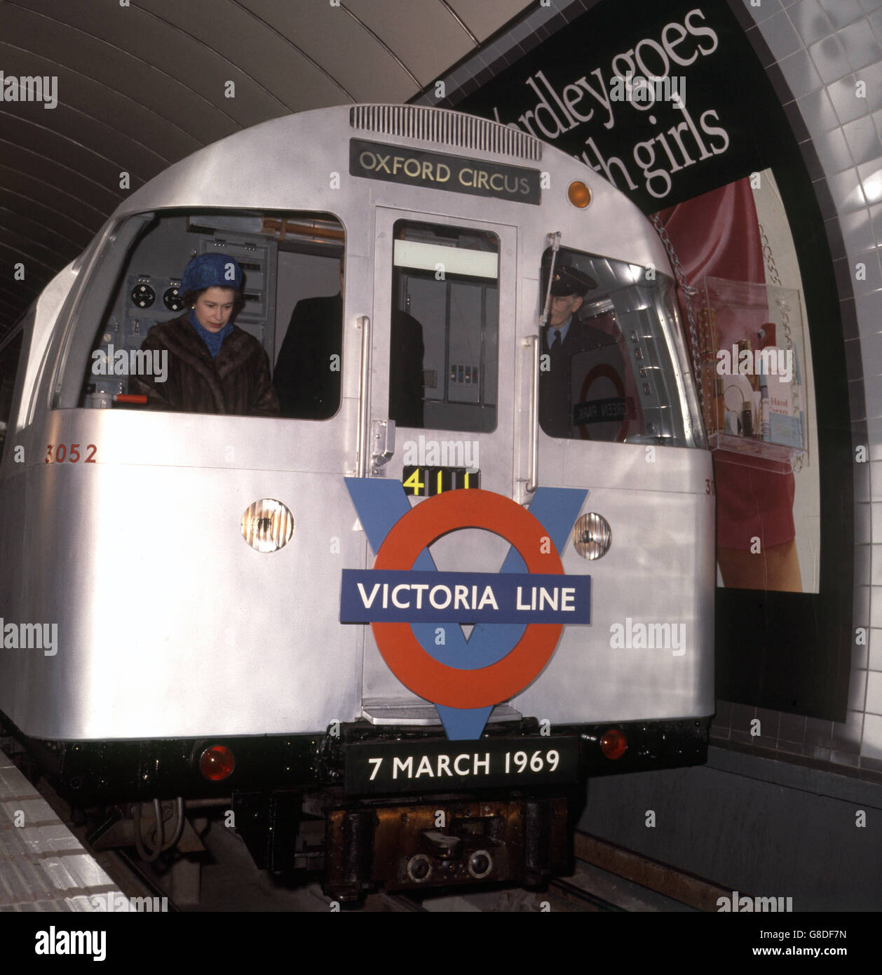 Die Königin an der Steuerung eines U-Bahn-Zuges an der U-Bahn-Station Green Park, als sie den neuen Abschnitt der Victoria-Linie der Londoner U-Bahn eröffnet. Stockfoto