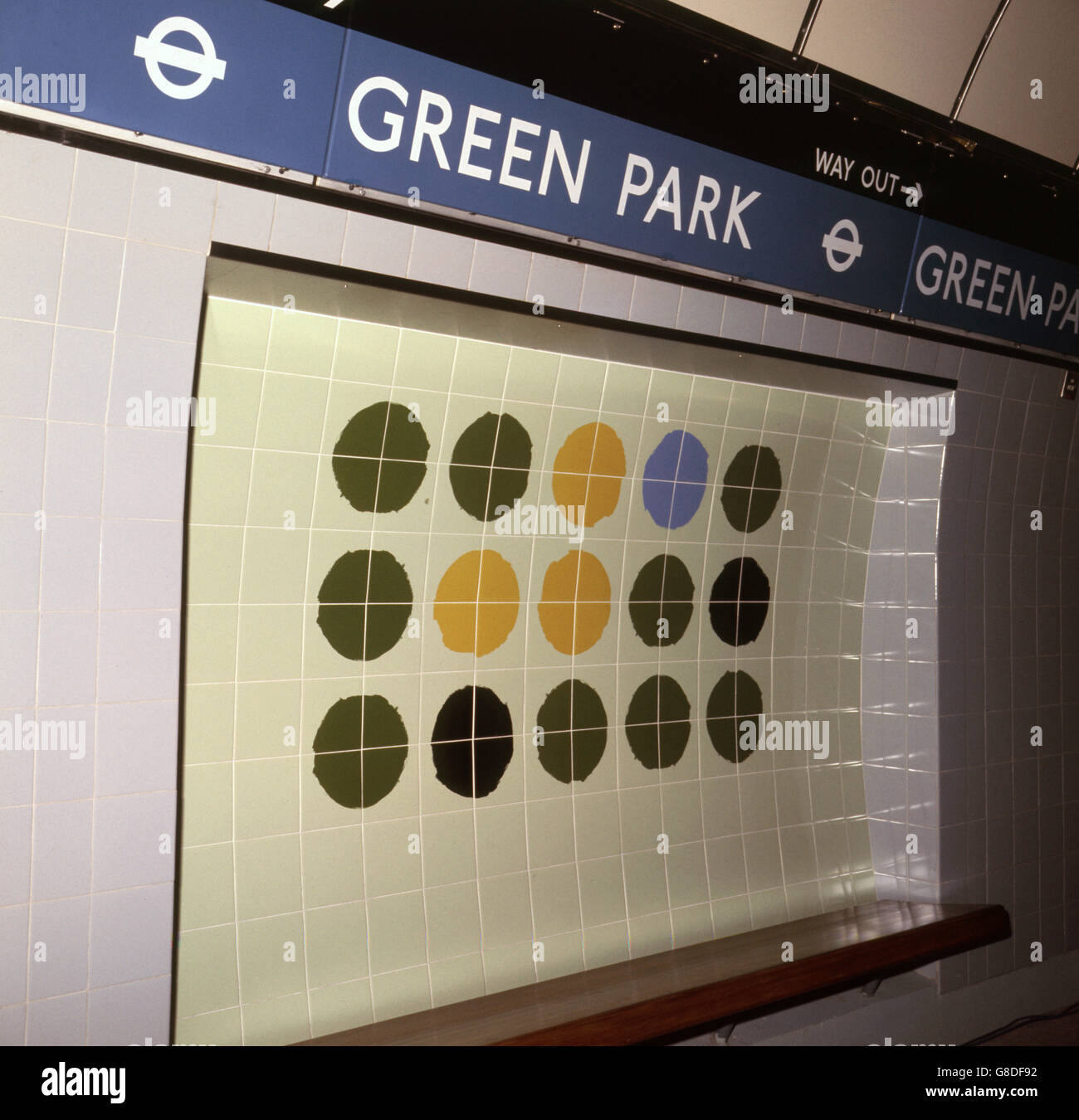 Mosaikfliesen an den Wänden der U-Bahn-Station Green Park in London. Stockfoto