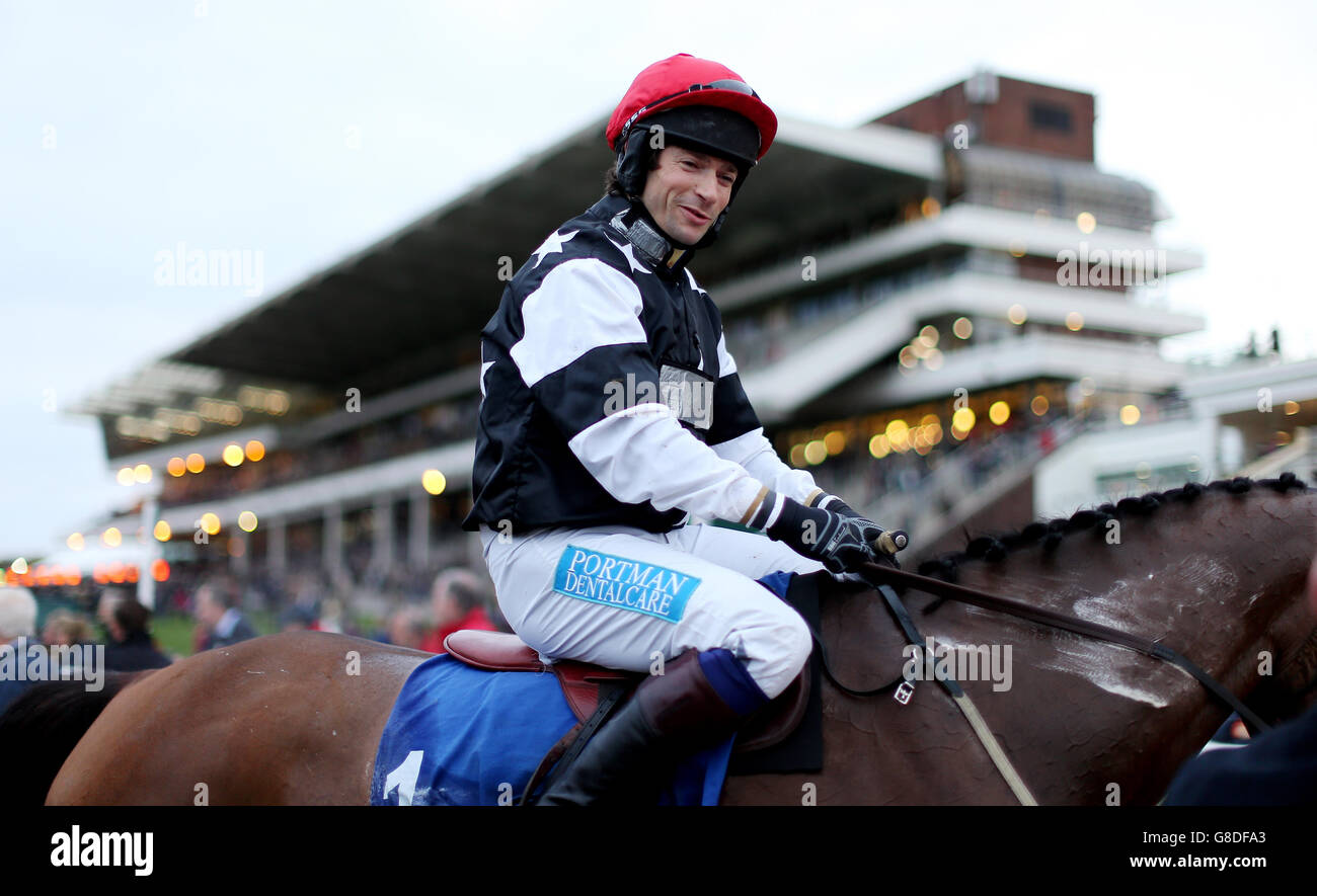 Jockey Sam Waley-Cohen in der winner.co.uk Amateur Riders' Handicap Chase während des ersten Tages des Showcase auf der Cheltenham Racecourse. Stockfoto