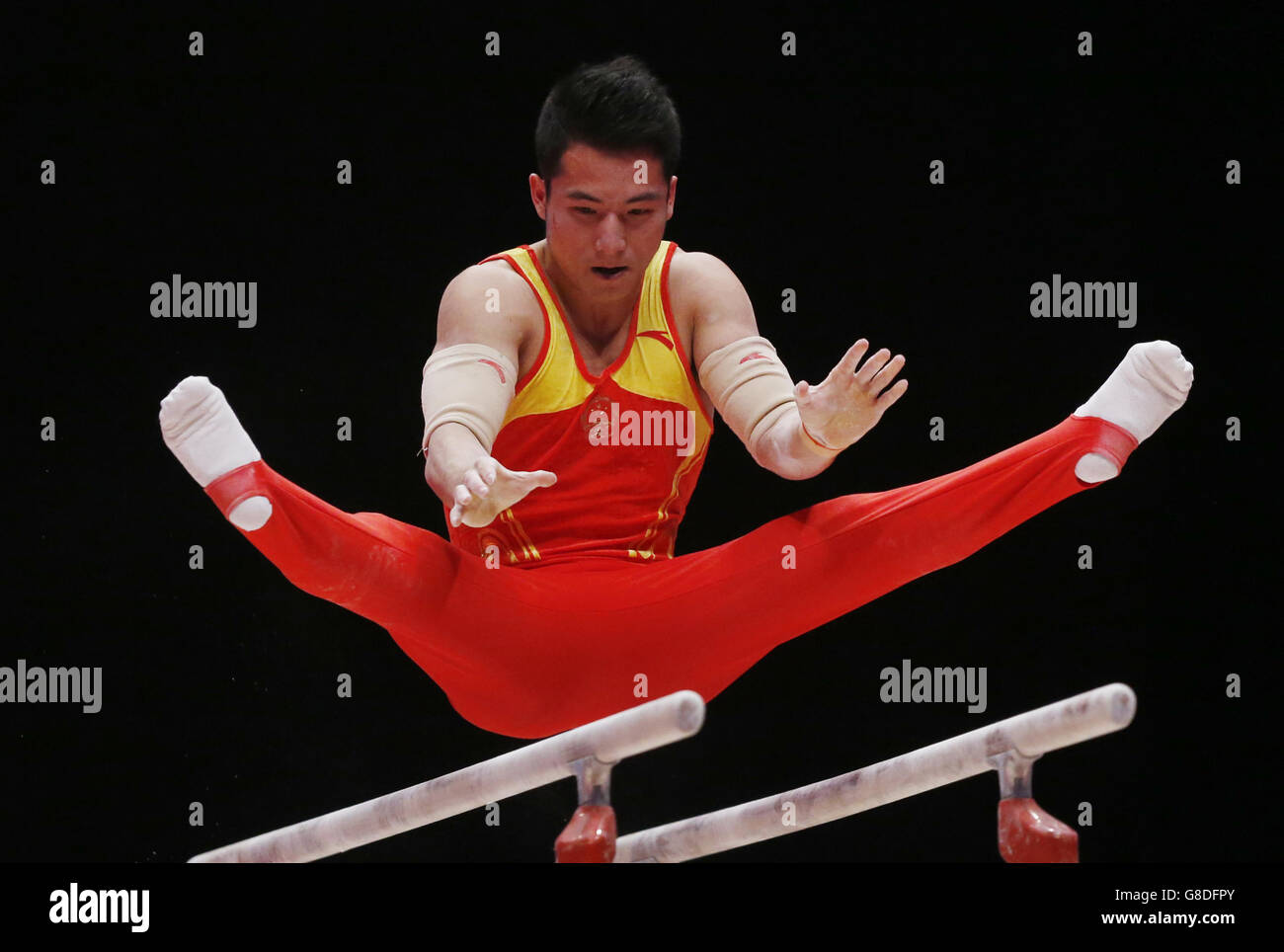 Gymnastik - Weltmeisterschaften 2015 - Tag drei - das SSE Hydro. Shudi Deng aus China tritt am dritten Tag der Weltmeisterschaften im Gymnastik 2015 bei der SSE Hydro, Glasgow, an den parallelen Riegel an. Stockfoto