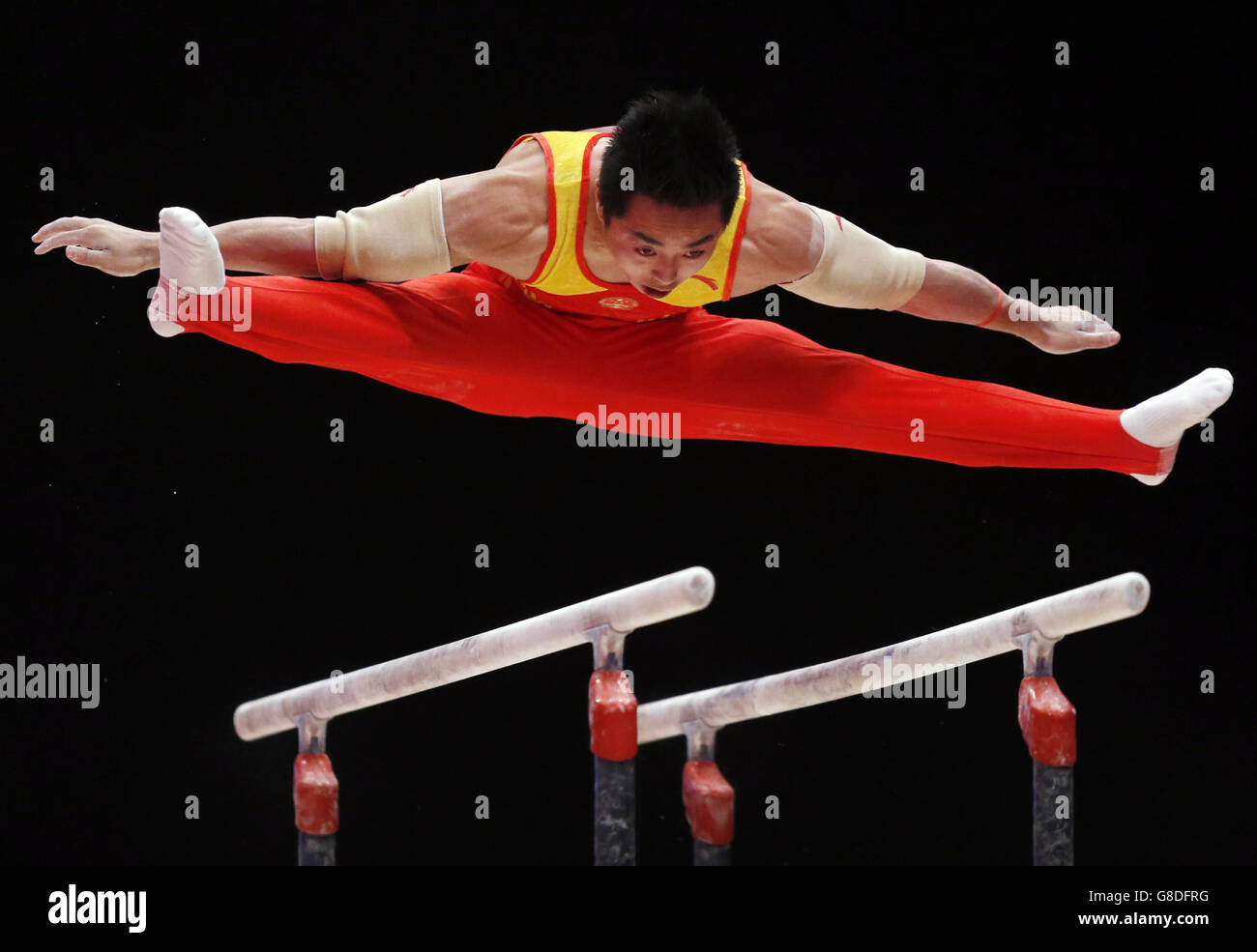 Der chinesische Hao You tritt am dritten Tag der Weltmeisterschaften 2015 im SSE Hydro, Glasgow, an den Parallelbarren an. Stockfoto