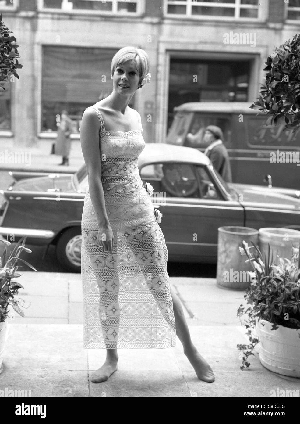 Unter diesem Terrassenkleid aus Spitze, das Teil der Christian Dior-London Modekollektion für den Frühling 1966 ist, wird ein weißer Bikini getragen. Stockfoto