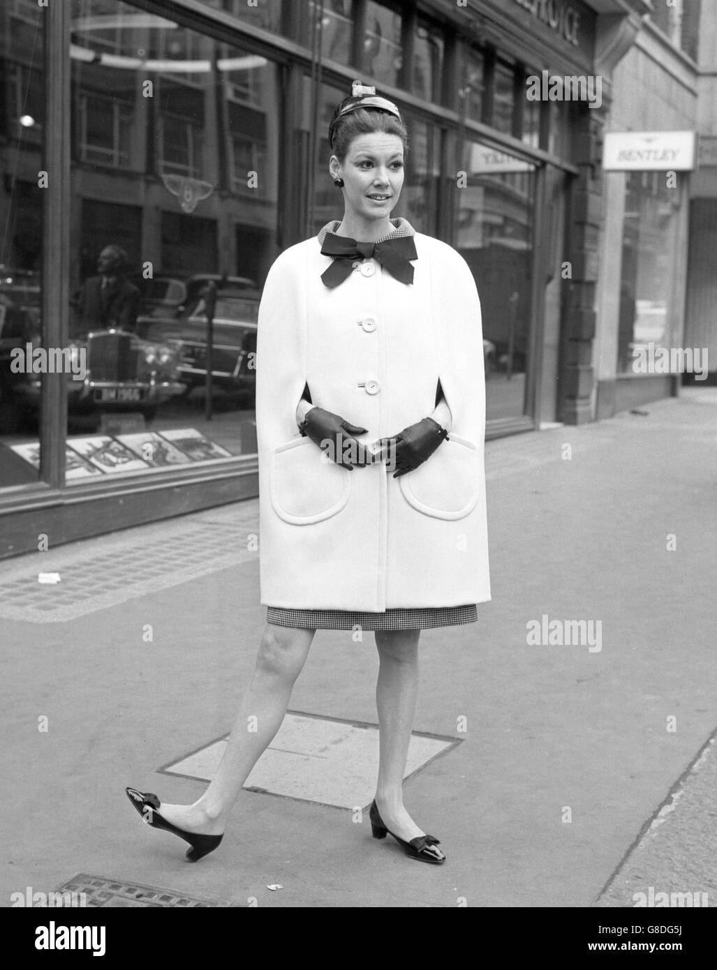 Ein weißer Umhang ist einer der Artikel in der Frühjahr 1966 Modekollektion von Christian Dior-London. Stockfoto