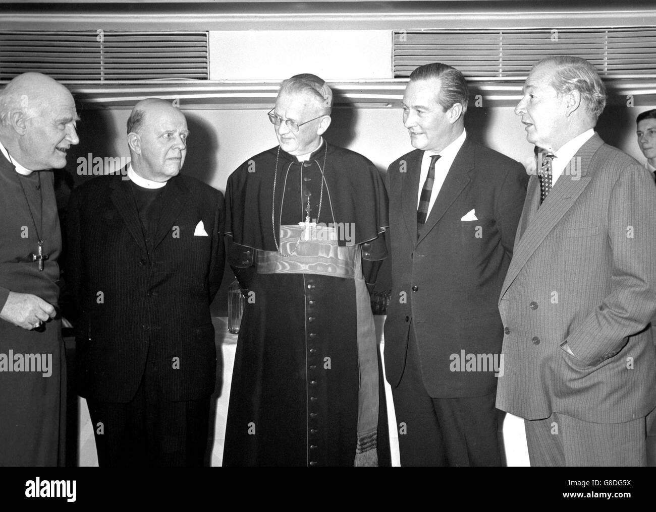 Kirchenmänner und Staatsmänner treffen sich im Savoy Hotel in London, wo Details zu einer neuen Zeitschrift namens „Sunday“ bekannt gegeben wurden, in der „all das, was die Leute am Sonntag tun und darüber reden“ zu sehen sein wird. (l-r) Dr. Michael Ramsey, Erzbischof von Canterbury, Dr. Eric Baker von der Methodistischen Kirche, Kardinal John Heenan, römisch-katholischer Erzbischof von Westminster, Anthony Greenwood, Minister für Entwicklung in Übersee, und Selwyn Lloyd MP. Stockfoto