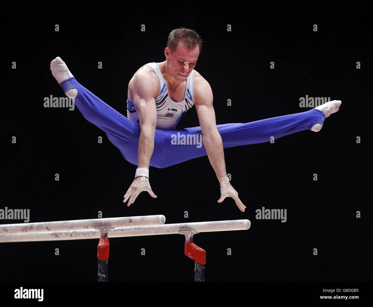 Der ukrainische Oleg Verniaiev tritt am vierten Tag der Weltmeisterschaften im Gymnastikbereich 2015 beim SSE Hydro, Glasgow, auf den Parallelbarren an. Stockfoto