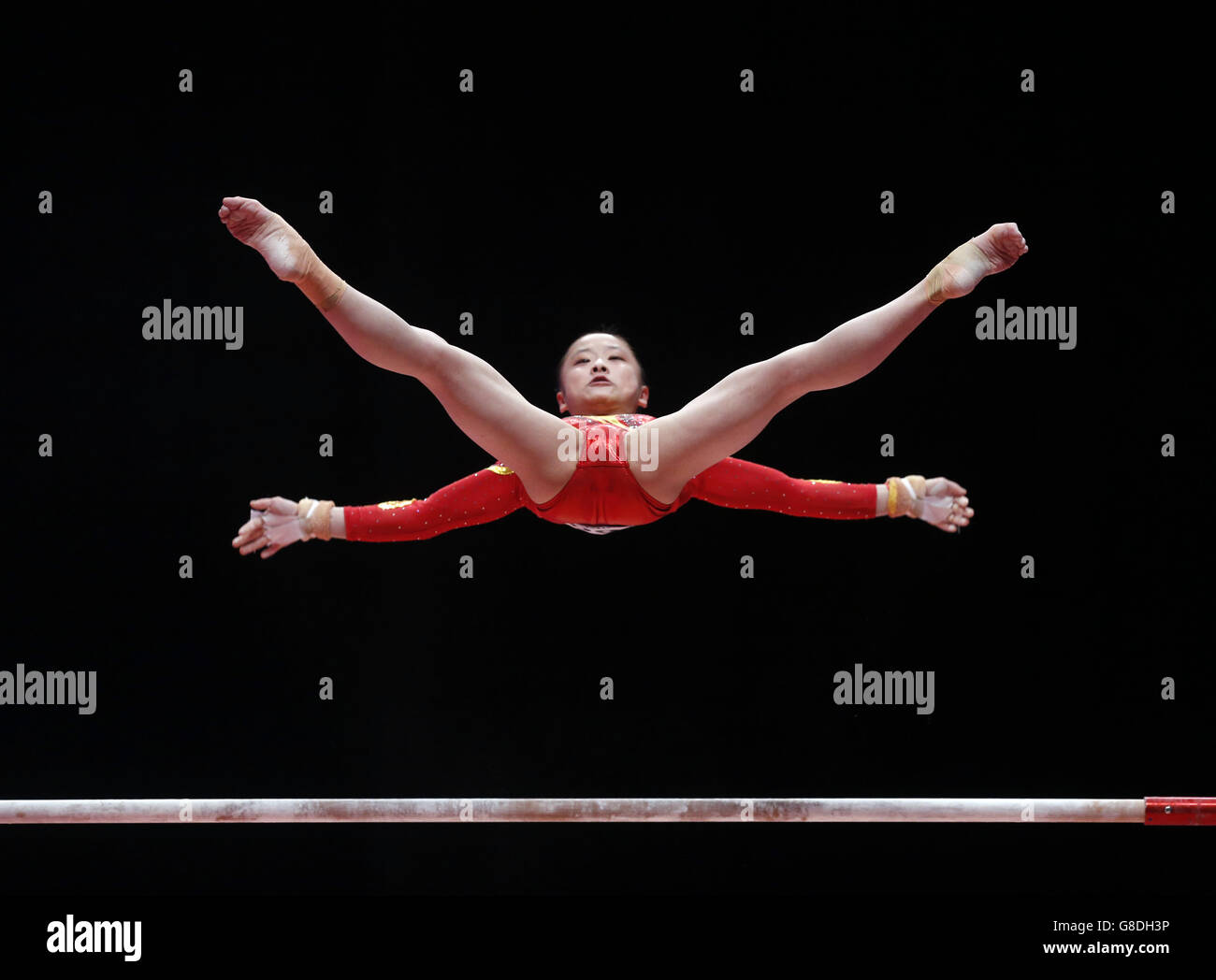 Der chinesische Jiaxin Tan tritt am fünften Tag der Weltmeisterschaften der Gymnastik 2015 bei der SSE Hydro, Glasgow, auf den unebenen Stäben an. Stockfoto