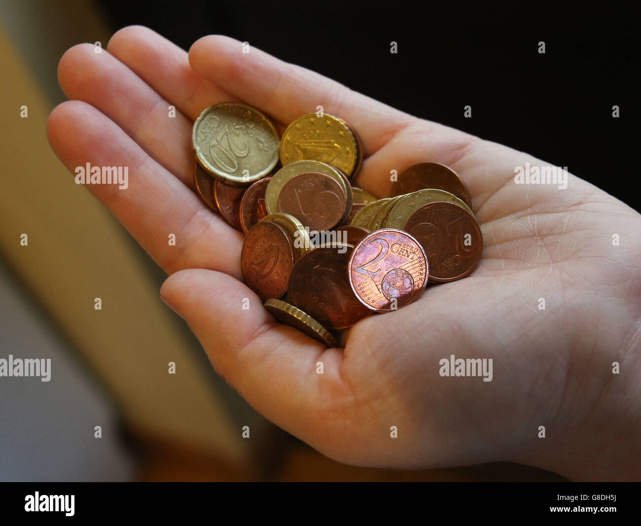 Euro-Münzen mit kleinen Stückelungen, darunter 1 und 2 Cent, da ein irisches System zur Verringerung der Zahl der im Umlauf befindlichen Münzen mit niedrigem Wert rasch unterstützt werden wird, prognostizierte die Zentralbank. Stockfoto