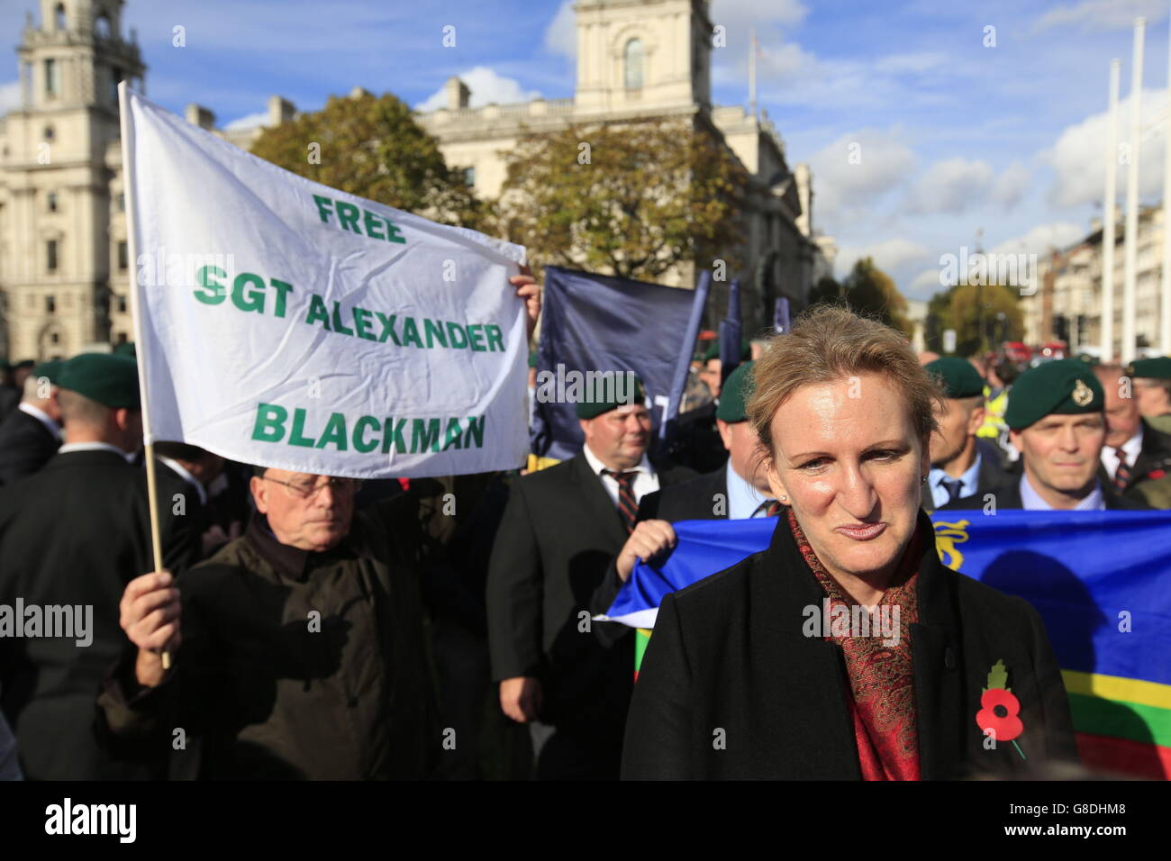 Claire Blackman, die Frau von Sergeant Alexander Blackman, nimmt an einer Kundgebung auf dem Parliament Square in London zur Unterstützung der Royal Marine Teil, die wegen Mordes an einem afghanischen Aufständischen verurteilt wurde. Stockfoto