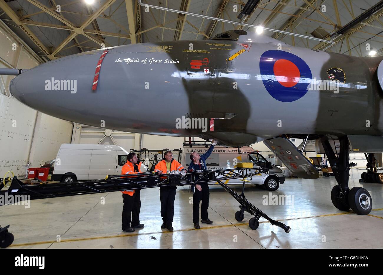 Die Vorbereitungen auf Vulcan XH558 werden in einem Aufhänger vor dem geplanten Endflug am Robin Hood Airport von Doncaster getroffen. Stockfoto