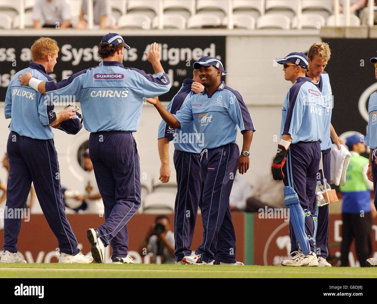 Cricket - International Twenty20 - Asia XI gegen International XI - The Brit Oval. Brian Lara (C) aus der internationalen XI gratulierte den Teamkollegen, nachdem sie Virender Sehwag aus der Asien-XI gefangen hatte. Stockfoto