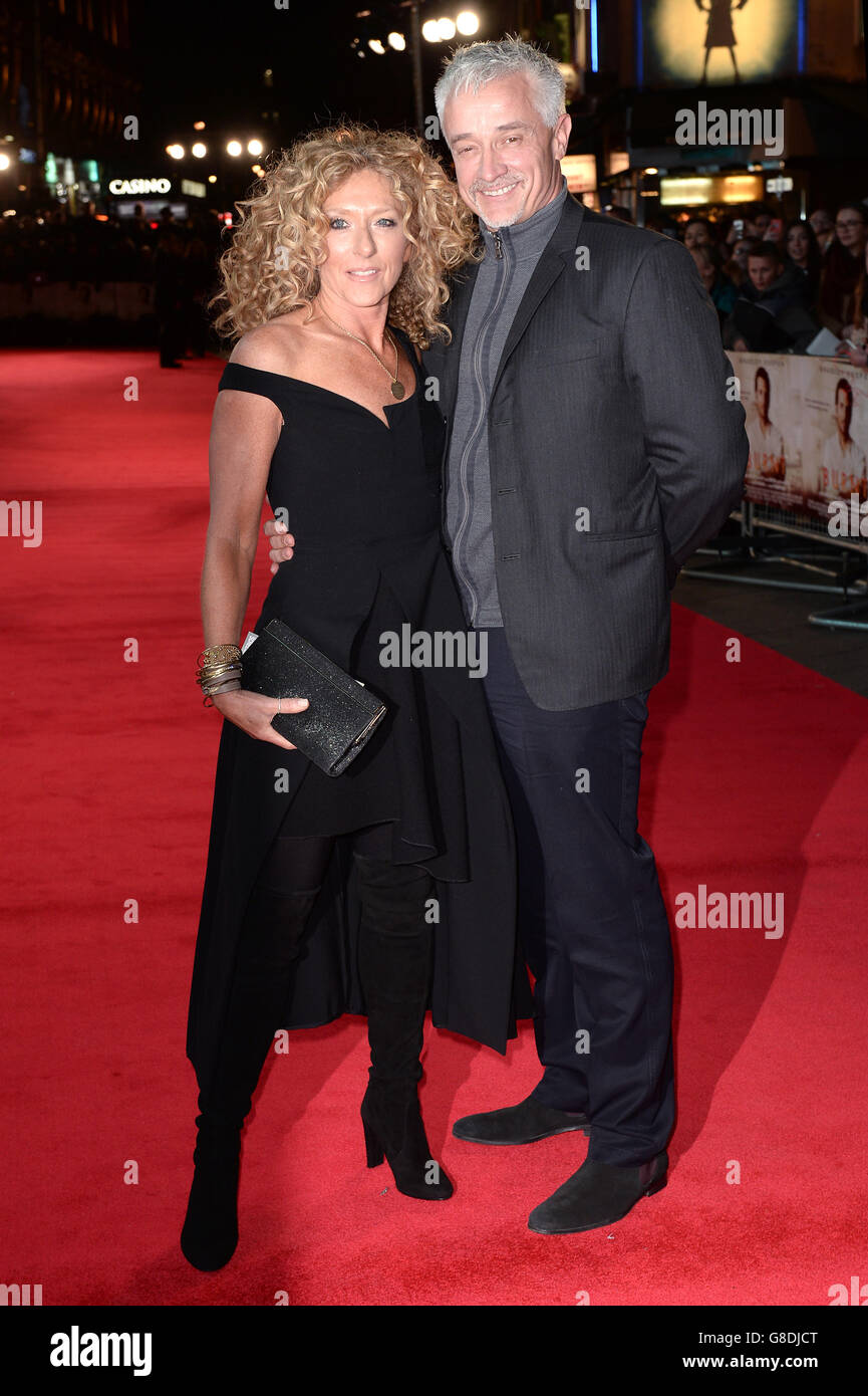 Kelly Hoppen und John Gardiner kommen zur gebrannten Premiere im Vue West End, Leicester Square, London. DRÜCKEN SIE VERBANDSFOTO. Bilddatum: Mittwoch, 28. Oktober 2015. Siehe PA-Geschichte verbrannt. Bildnachweis sollte lauten: Anthony Devlin/PA Wire Stockfoto