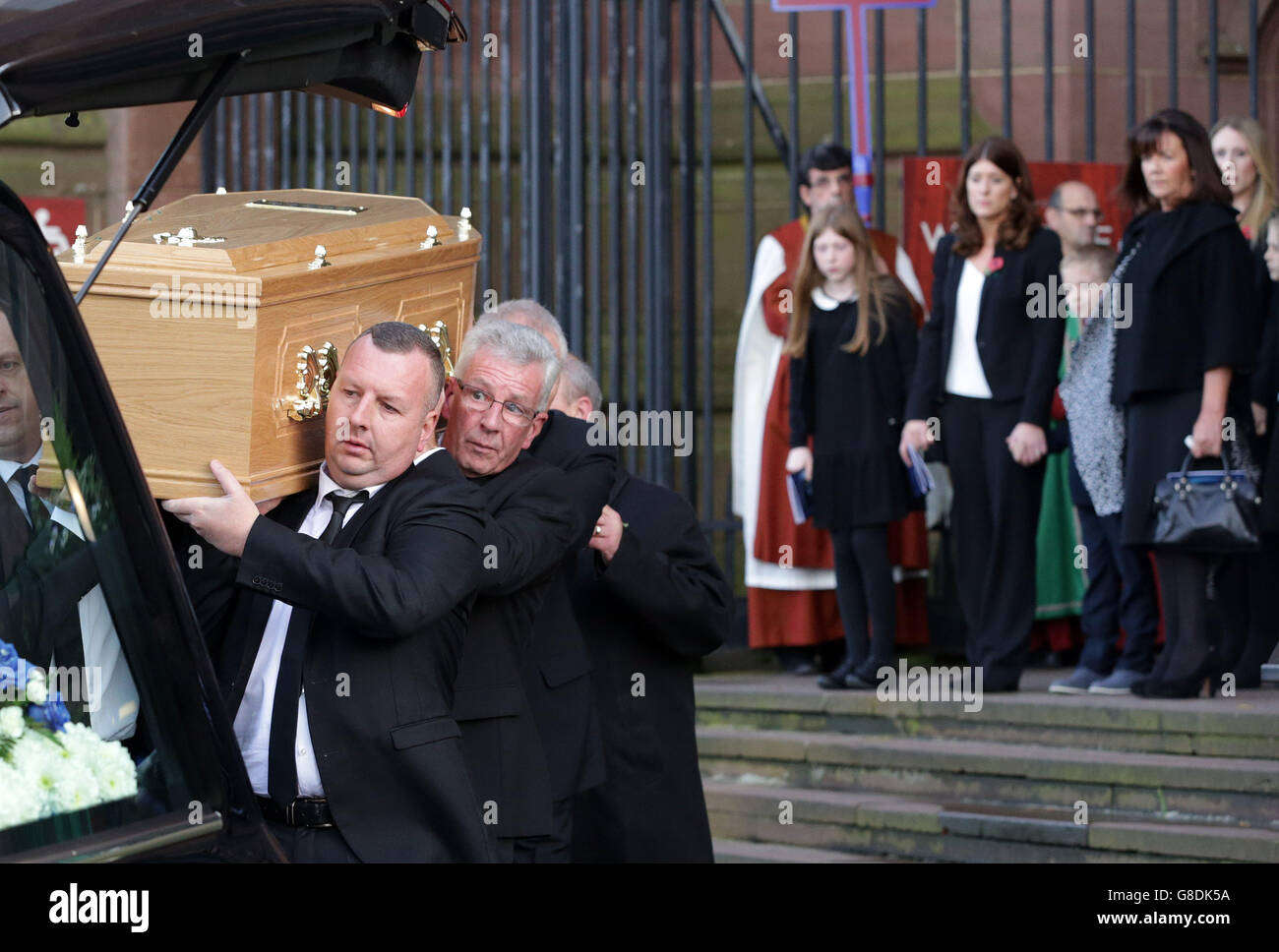 Der Sarg von Howard Kendall wird nach dem Gottesdienst während des Trauerdienstes von Howard Kendall in der Anglikanischen Kathedrale von Liverpool zum Leichenwagen getragen. Stockfoto