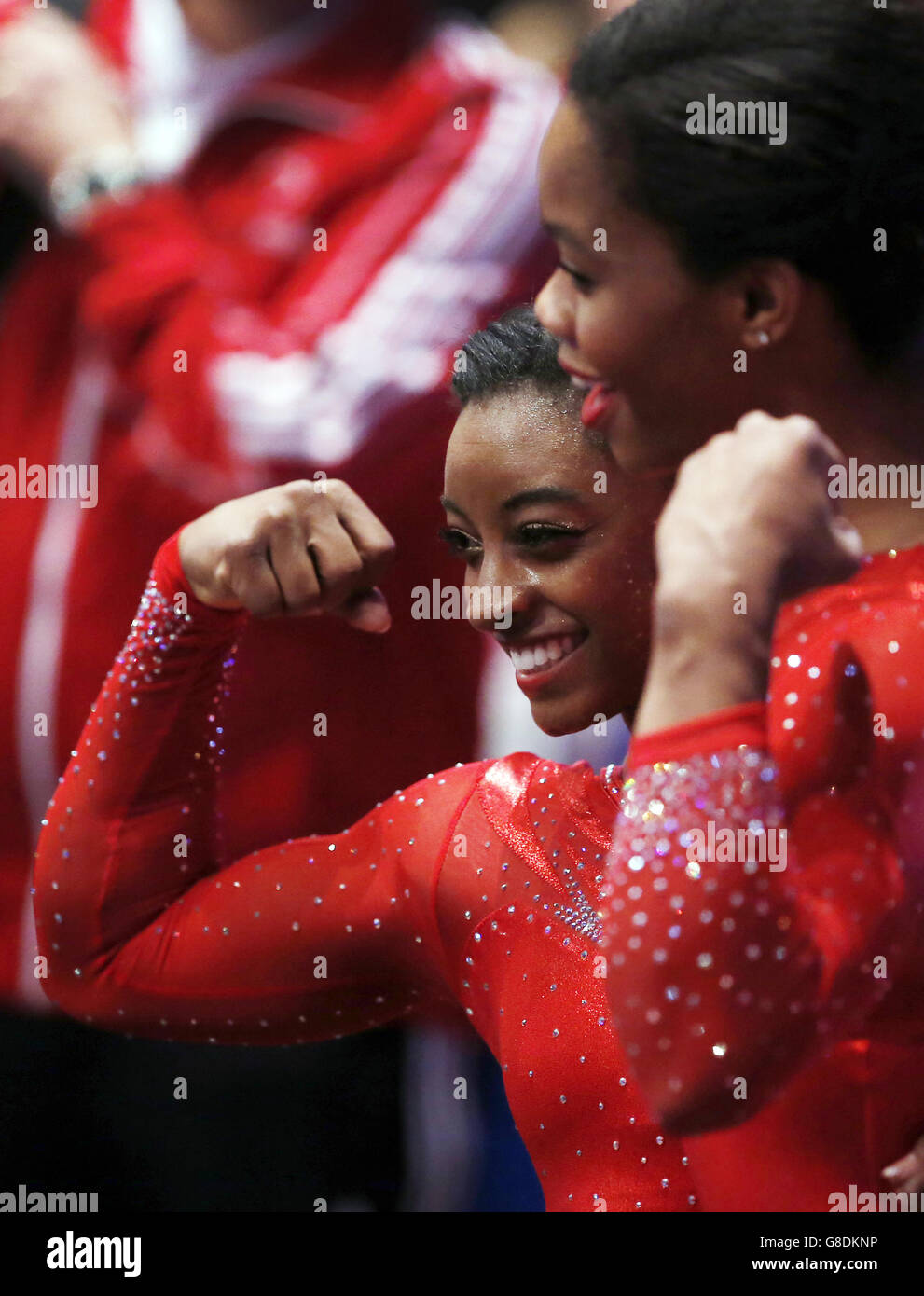 Die US-Amerikanerin Simone Biles (links) feiert den Goldsieg mit der US-Teamkollegen Gabrielle Douglas, die am siebten Tag der Weltmeisterschaften im Gymnastikturnier 2015 bei der SSE Hydro in Glasgow Splitter im Damen-Allround gewann. Stockfoto