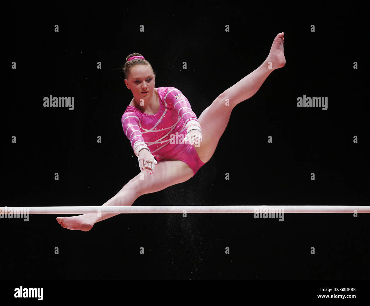 Die britische Amy Tinkler tritt am siebten Tag der Weltmeisterschaften im Gymnastik-Bereich 2015 beim SSE Hydro in Glasgow an den unebenen Riegel an. Stockfoto